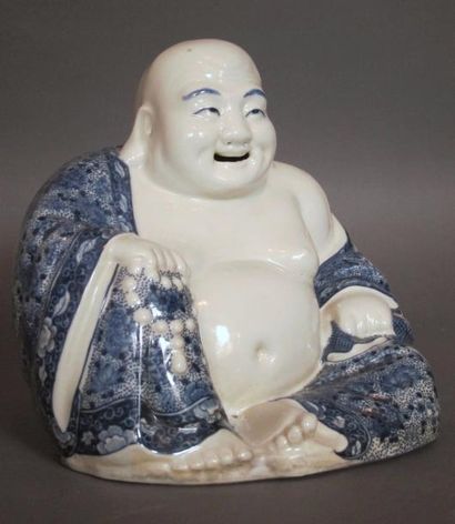 null CHINE, début XX°

Bouddha en porcelaine blanche et bleue. Signé.

H : 23 cm