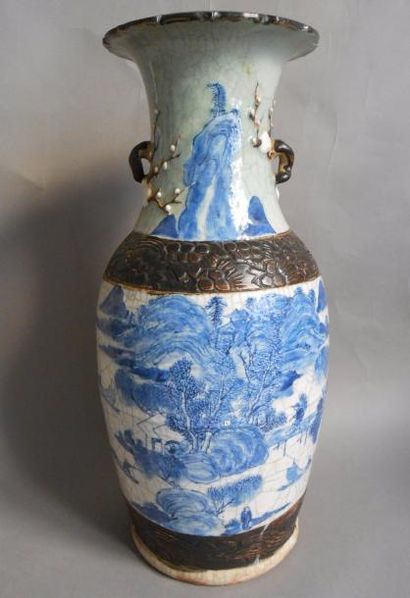 null Vase balustre en porcelaine craquelée à décors de paysages et de prunus.

Chine,...
