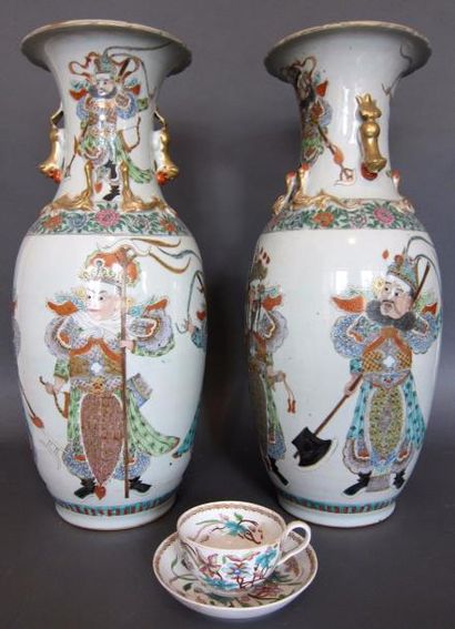 null -Paire de vases en porcelaine de Chine

-Tasse et sous-tasse en porcelaine de...