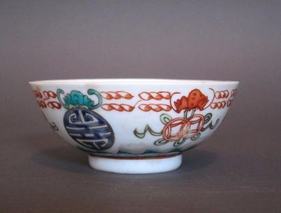 null Bol en porcelaine à décor de symboles confucéens. 

Chine.