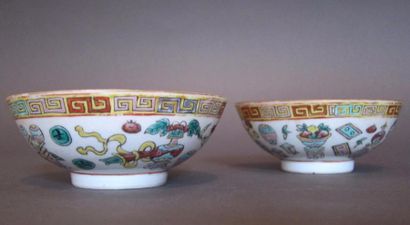 null Paire de bols en porcelaine à décor émaillé de vases.

Chine.