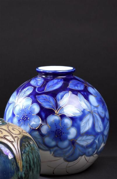 null Camille THARAUD (1878-1956)

Vase en céramique à corps sphérique épaulé et petit...