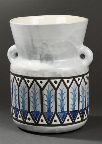 null Roger CAPRON – (VALLAURIS)

Vase en céramique à corps cylindrique épaulé et...