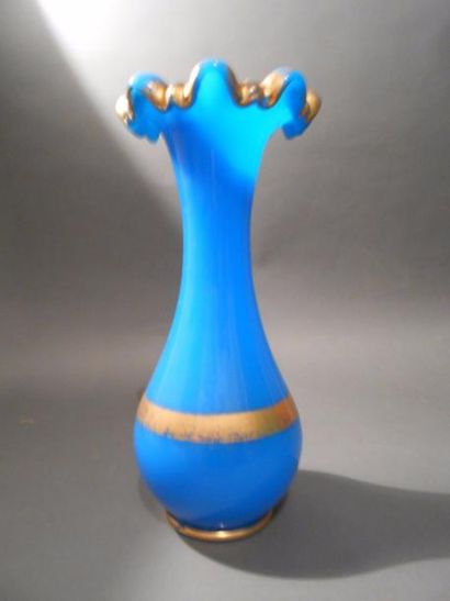 null Vase balustre à col évasé festonné en opaline bleue à décor de filets dorés.

H...