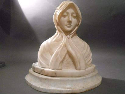 null "Jeune femme au voile", buste en marbre blanc, début XX° siècle signé à la pointe...