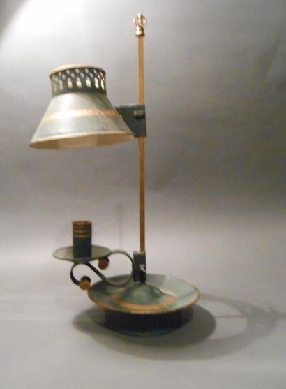 null Lampe bouillotte en tôle peinte vert et or, XIXème siècle.

H : 48 cm

non montée...