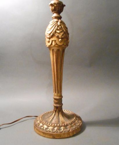 null Pied de lampe en bois sculpté de draperies, le fût cannelé

Style Louis XVI

H...