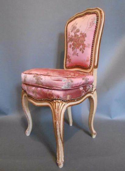 null Chaise d'enfant en bois relaqué crème et or, de style Louis XV.

80 x 40 x 33...