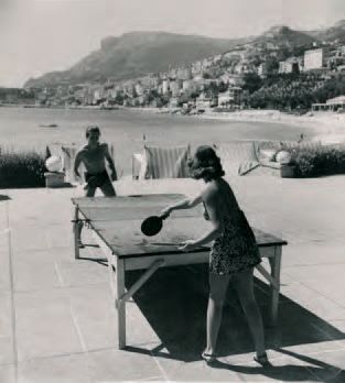 Willy Maywald (1907-1985) Sur la Côte d'Azur, vers 1960. Deux épreuves argentiques...