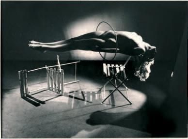 LUCIEN LORELLE Catalepsie, 1947.
Grande épreuve argentique, 300x395 mm, deux petits...