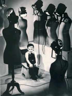 LUCIEN LORELLE L'Enfant aux lumières, Paris, vers 1950. Grande épreuve argentique,...