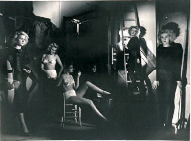 LUCIEN LORELLE Holographie: Les modèles dans l'atelier, 1946. Grande épreuve argentique...