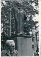 Odile Monserrat Ezra Pound à Paris devant le Select, en compagnie du Balzac de Rodin,...