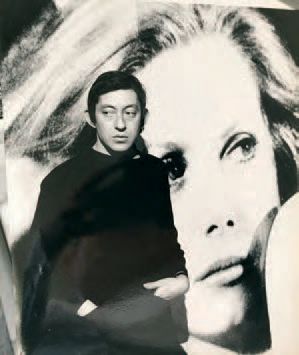Odile Monserrat Serge Gainsbourg devant le portrait de Catherine
Deneuve, Paris,...