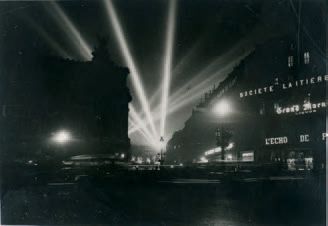 Attr. à Brassaï (1899-1984) Paris la nuit, Place de l'opéra, décembre 1931. Épreuve...