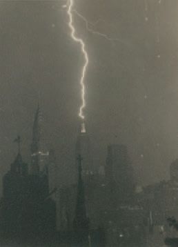 Attr. à Mario Scacheri (1898-1940) La Foudre éclaire l'Empire State Building (Lightning),...