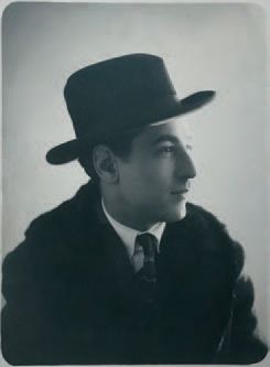 Abel GANCE (1889-1981) Double portrait, face et profil, un portrait dédicacé et deux...