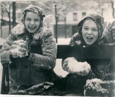Attr. à Brassaï (1899-1984) Bataille de boules de neige, avenue René Coty, Paris,...