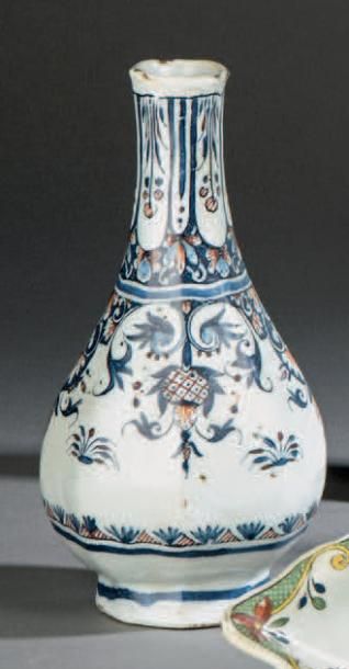 ROUEN Vase piriforme à pans coupés en faïence à décor en camaïeu bleu et rouge de...