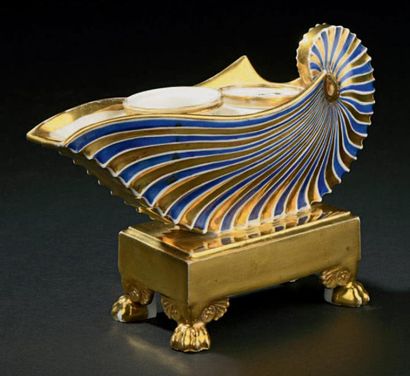 PARIS Encrier en porcelaine en forme de coquillage à fond bleu et or garni de deux...