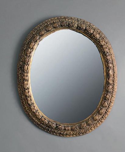 null Miroir circulaire de forme ovale à décor de guirlande de feuilles de laurier...