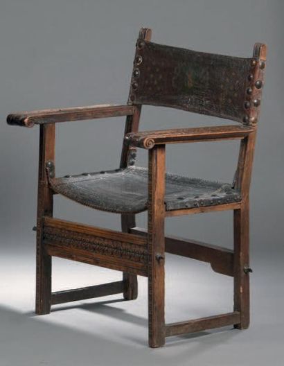 null Large fauteuil en bois sculpté et cuir gaufré, à décor d'écussons armoriés et...