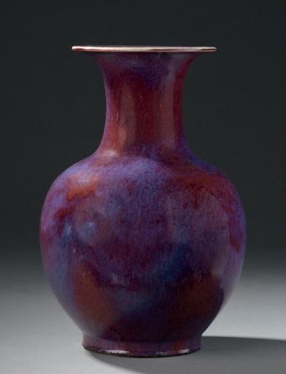 CHINE - Fin XIXe siècle Vase de forme balustre à col évasé en porcelaine émaillée...