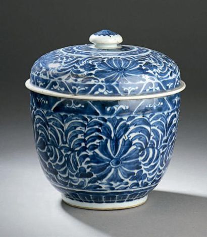 CHINE - EPOQUE KANGXI (1662 - 1722) Pot couvert en porcelaine décorée en bleu sous...