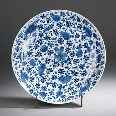 CHINE - Époque KANGXI (1662-1722) Coupe en porcelaine décorée en bleu sous couverte...