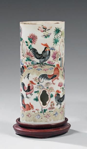 CHINE - XIXe siècle Vase rouleau en porcelaine décoré en émaux polychromes d'une...