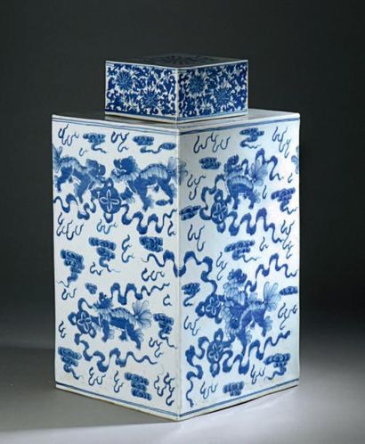 CHINE - Début XXe siècle Grand vase de forme carrée en porcelaine décorée en bleu...