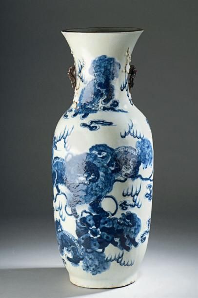 CHINE, Nankin - XIXe siècle Vase en porcelaine décorée en bleu sous couverte de chimères...
