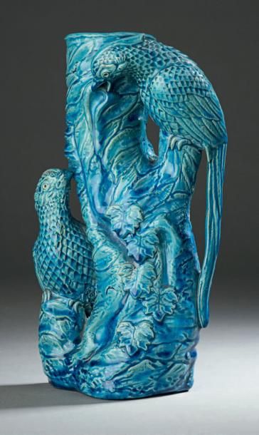 CHINE - Vers 1900 Vase en forme de tronc d'arbre sur lequel sont posés deux oiseaux...
