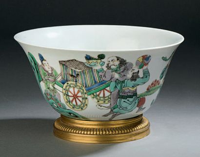 CHINE - XIXe siècle Bol à bord évasé en porcelaine décorée en émaux polychromes dans...