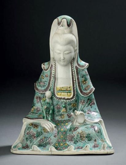 CHINE - XIXe siècle Statuette de Guanyin en porcelaine émaillée vert, jaune et manganèse...