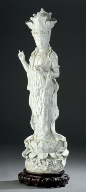 CHINE - XXe siècle Statuette de Guanyin en porcelaine émaillée blanc de Chine, debout...