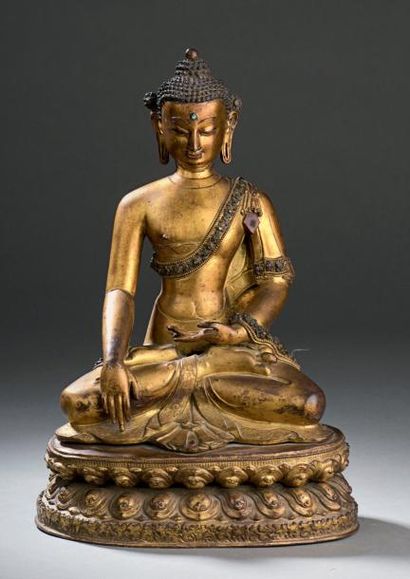 TIBET - XVIE SIÈCLE Statuette du bouddha Akshobya en bronze doré, assis en vajrasana...