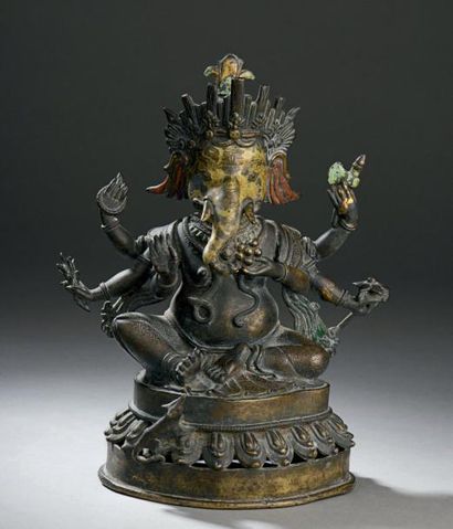 NEPAL - XVIIe siècle Statuette en bronze partiellement laqué rouge, jaune et vert,...