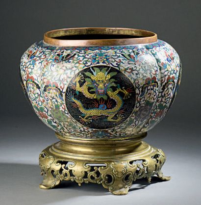 CHINE - XIXe siècle Vasque en bronze doré et émaux cloisonnés à décor de médaillons...