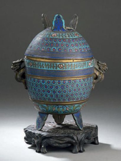 CHINE - Vers 1900 Brûle-parfum tripode en bronze et émaux cloisonnés à décor de motifs...