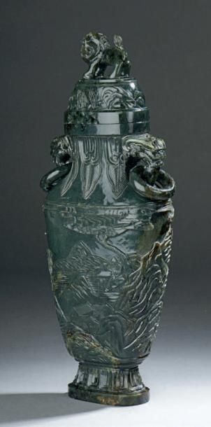 CHINE - Début XXe siècle Vase en néphrite verte à décor sculpté en relief de lettré...