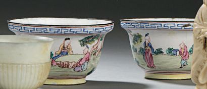 CHINE - XIXe siècle Paire de bols en cuivre et émaux peints à décor de personnages...