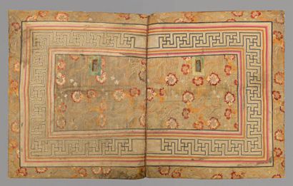 CHINE - XIXe siècle Tapis de selle en soie tissée rouge et beige à décor de pivoines...