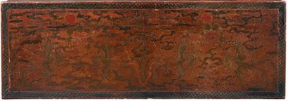 CHINE - Fin époque MING (1368 - 1644) Table basse de forme rectangulaire en laque...