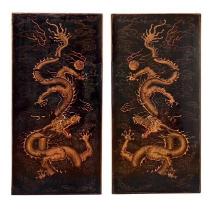 CHINE - XIXe siècle Deux portes en laque noir et or à décor d'un dragon pourchassant...