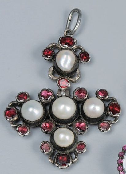  Croix provençale en argent serti de grenats et demi-perles, seconde moitié du XIXème...