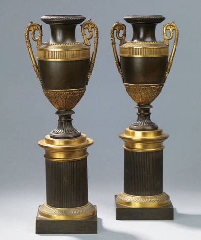 Paire de vases à anses en bronze de deux...