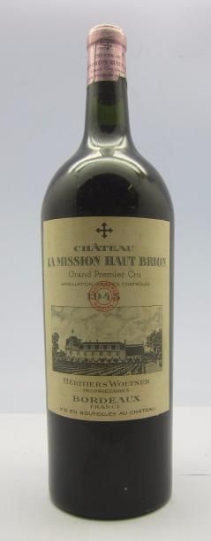 null 1 magnum Château La Mission Haut Brion, 1945 

mise en bouteille au château,cachet...