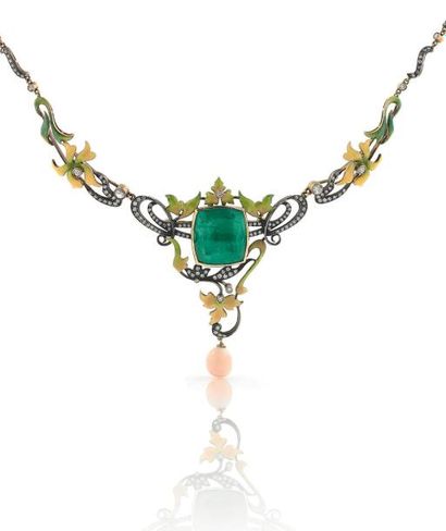 null Collier Art Nouveau en or jaune 18K (750 ‰) et argent, dans sa partie frontale,...