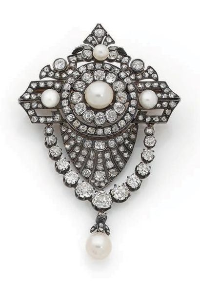 null Broche en argent et or jaune 18K (750 ‰), à décor d'ogives, d'un panache et...